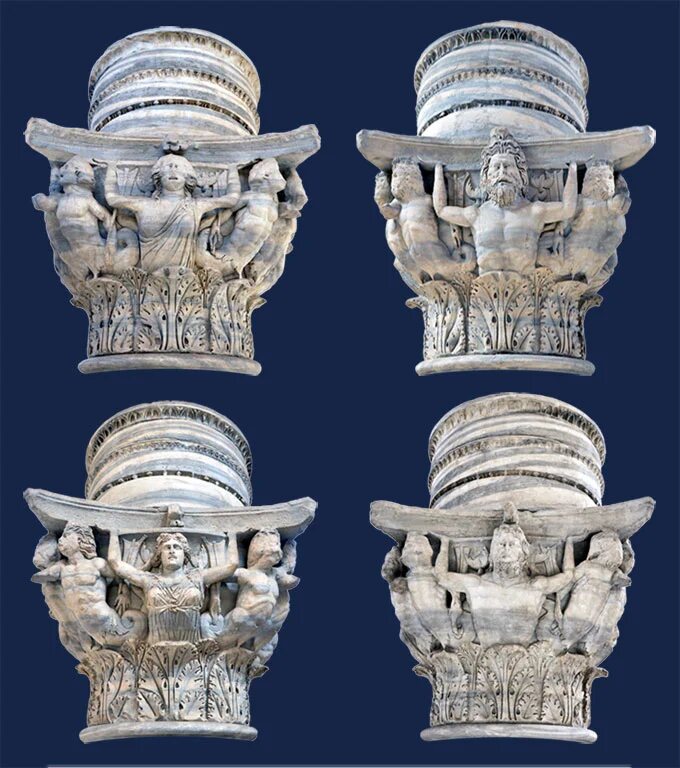 Le quattro facce del capitello figurato della colonna romana di Brindisi: divinità e figure marine emergono tra foglie d'acanto sotto l'elemento cilindrico superiore.